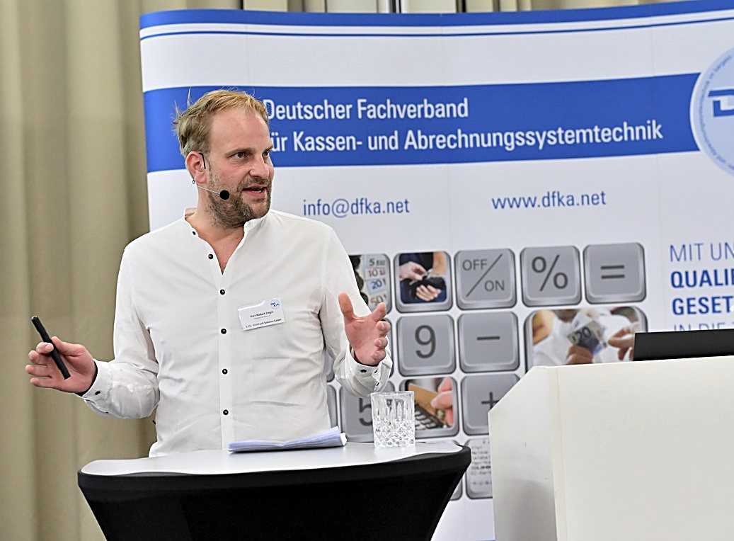 Robert Zelgin beim Fachvortrag am Rednerpult des DFKA in Berlin 2025